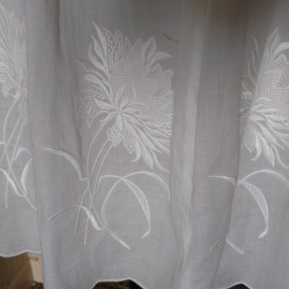 White Linen from Capri Size M (but runs Small) - Picture 8 of 8